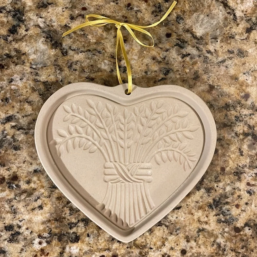 The Pampered Chef Family Heritage Stoneware Collection Bountiful Heart 2004 USA